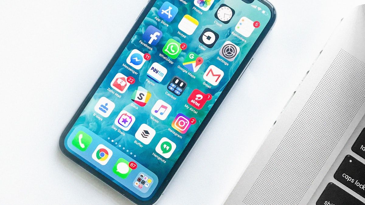 スマートフォンでAI検索サービスを使い分けるユーザーの手元