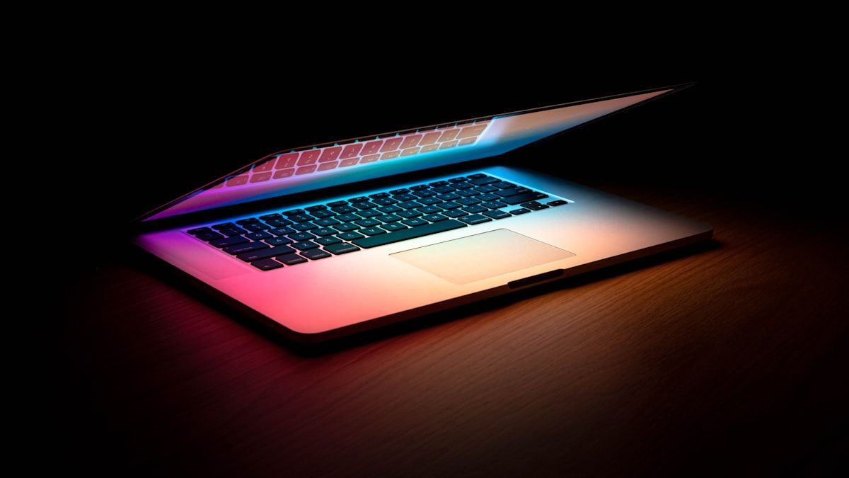AI記事のSEO評価を検証する光るノートパソコン