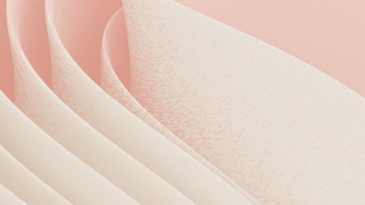 無料プランの落とし穴を表す、ピンクとクリーム色の曲面が重なり合う抽象的な3D