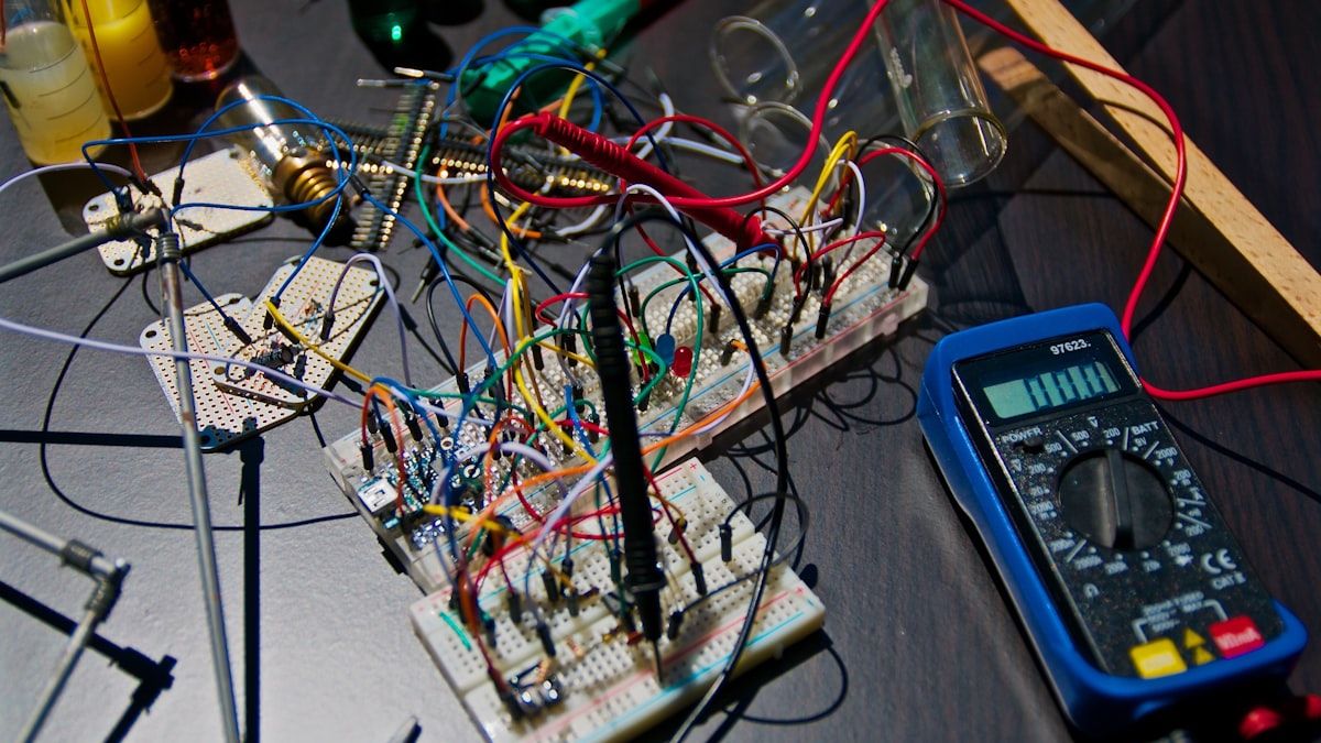 機械による計測検査を象徴する回路とテスター