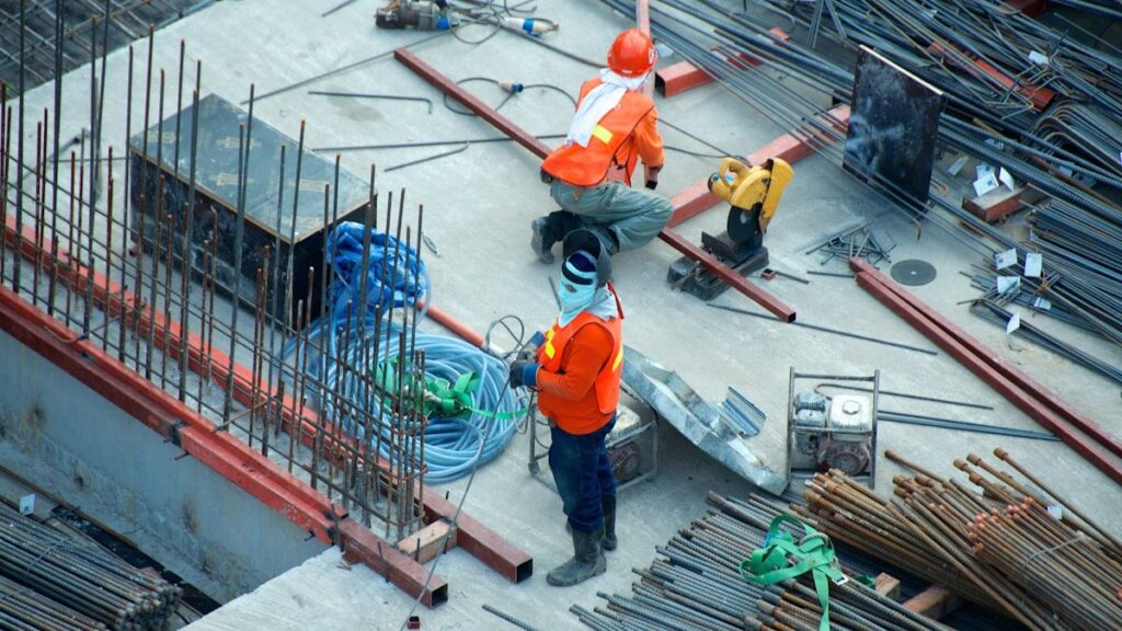 建設現場で働く職人たち