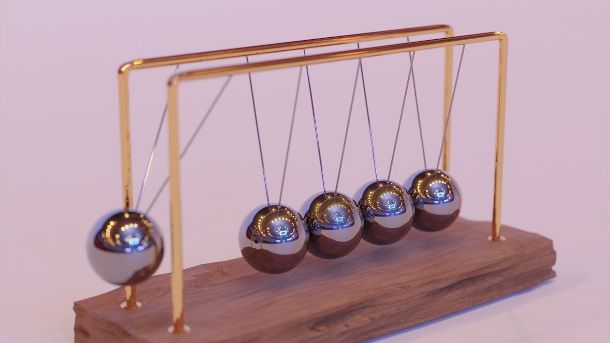 発信の一貫性が連なって伝わる様子を表すニュートンのゆりかごの3Dレンダリング