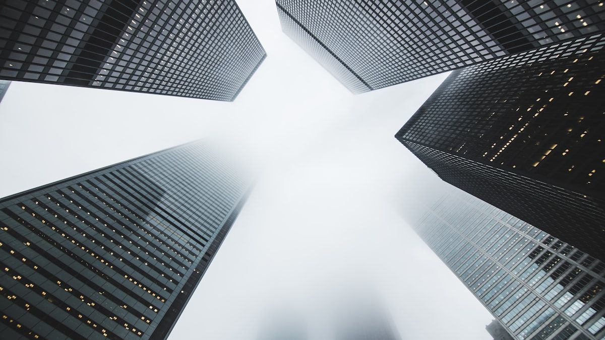 企業の透明性と信頼を象徴する、見上げたガラスの高層ビル