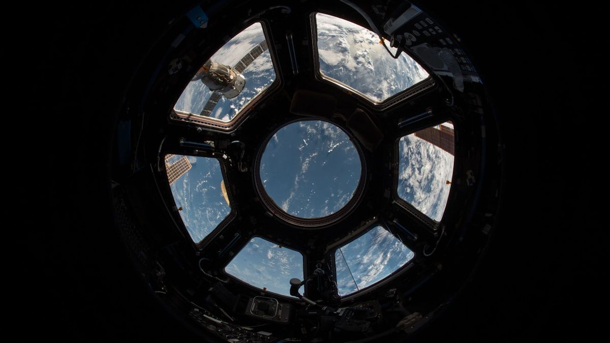 世界への発信を象徴する宇宙から見た地球