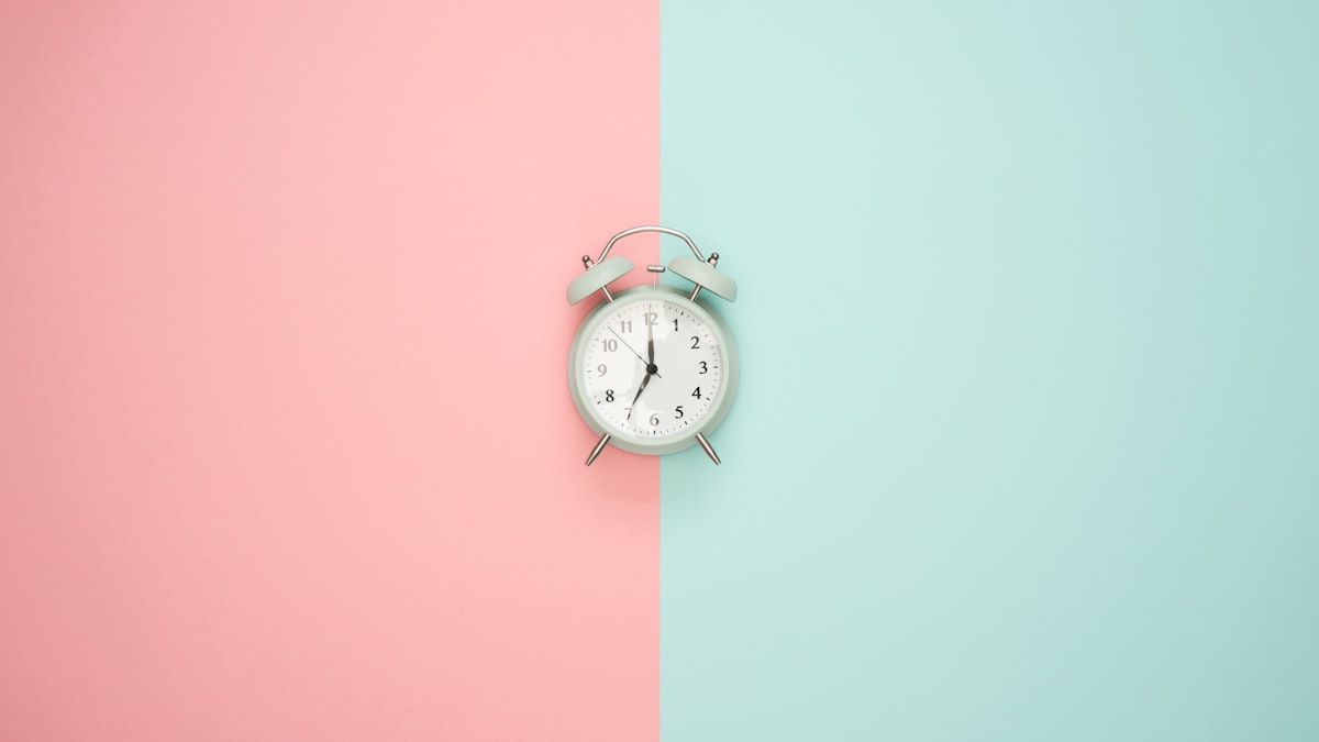 情報の鮮度と時間の経過を象徴する時計