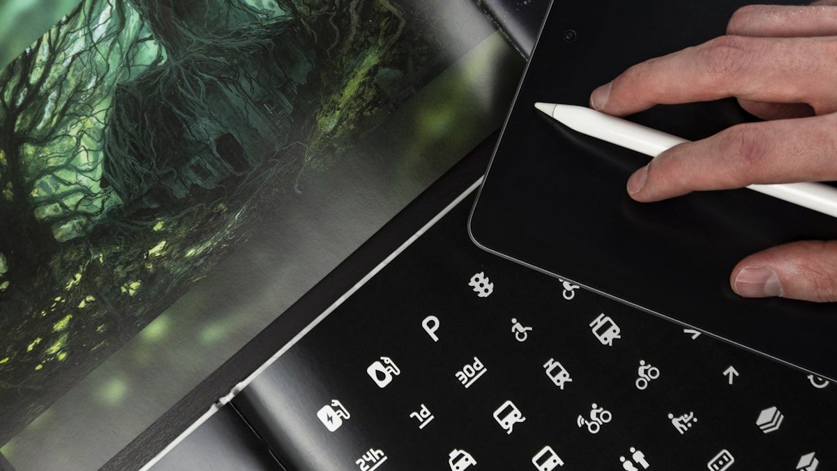 GPTsによる記事作成環境の構築を象徴するツールアイコンとタブレット