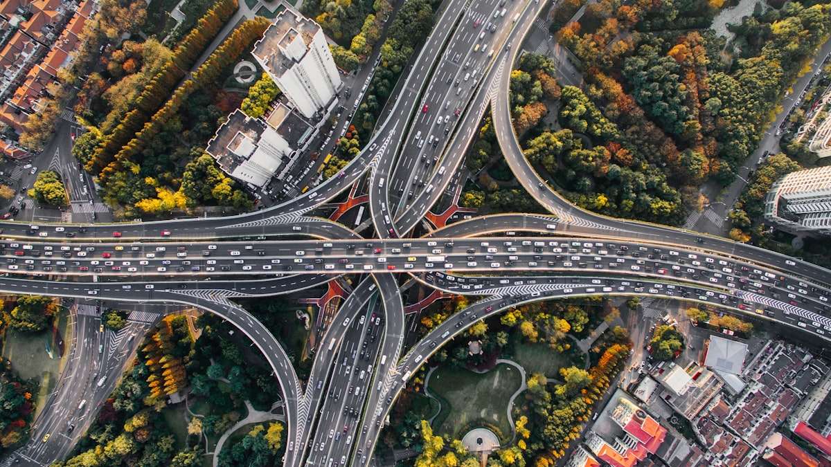 複数の作り方から自分の道を選ぶことを象徴する道路