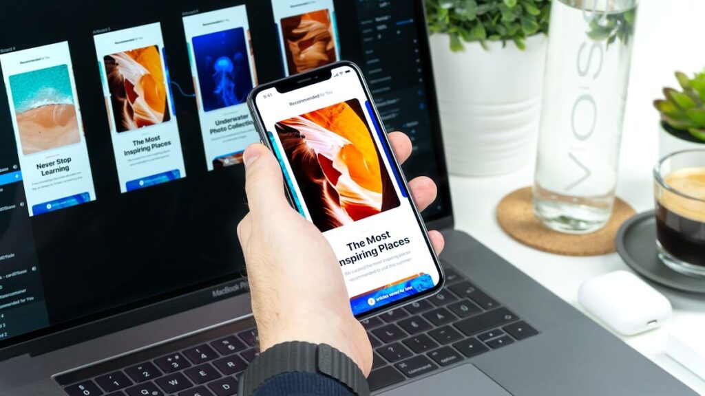 パソコンとスマートフォンでホームページを確認する様子