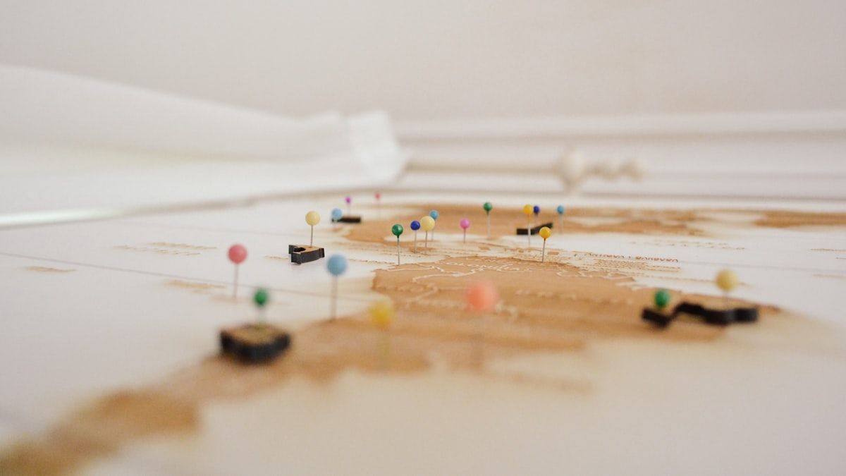 サイトの目的地を定めることを象徴する地図とピン