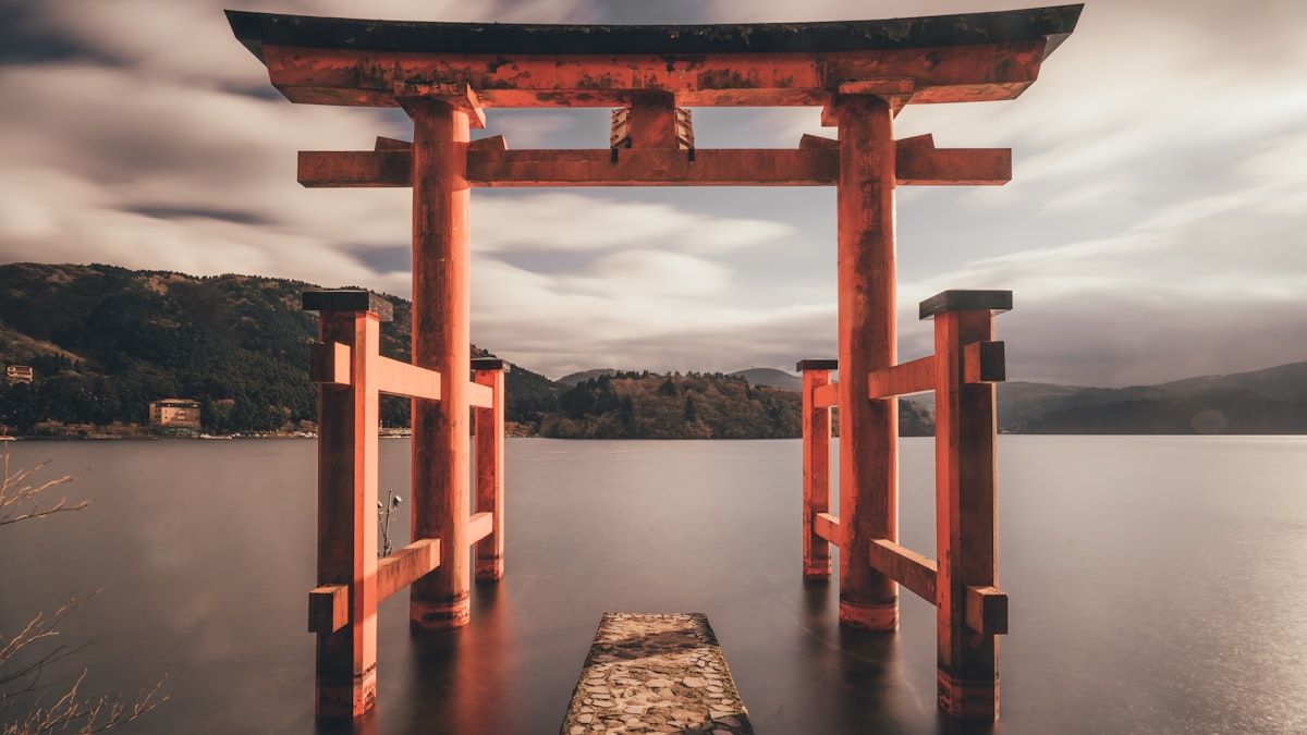 日本文化体験を求めて京都の街を歩く旅行者のイメージ