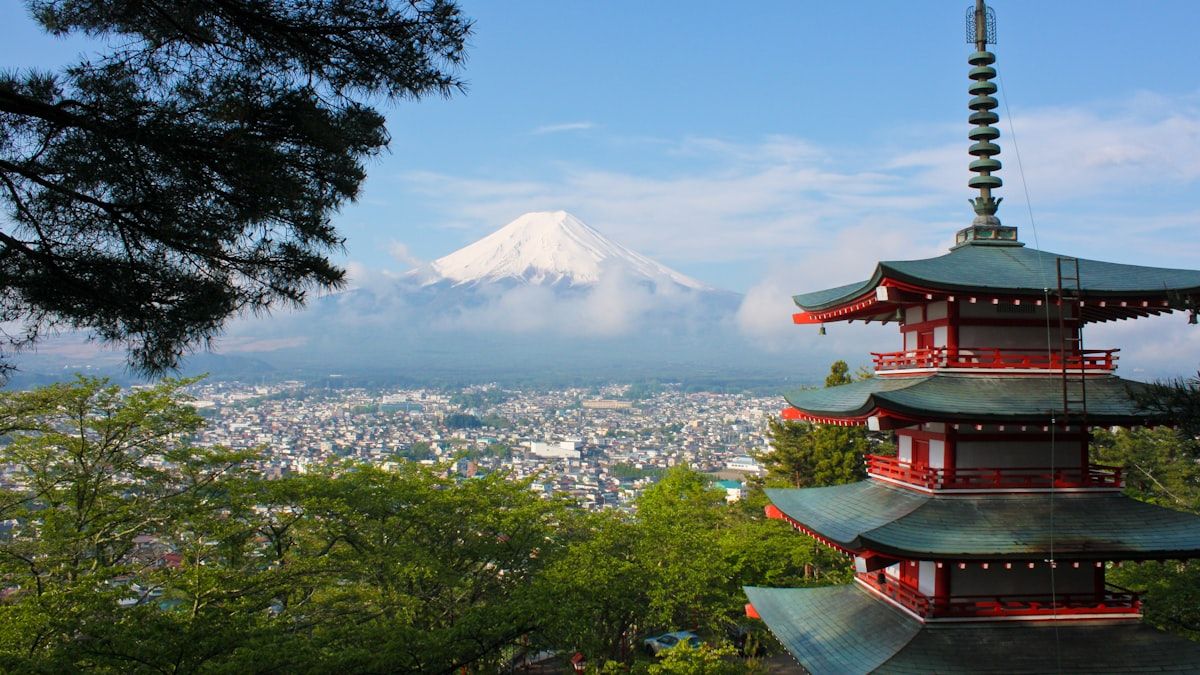旅行者がスマホで近くの文化体験を探す様子