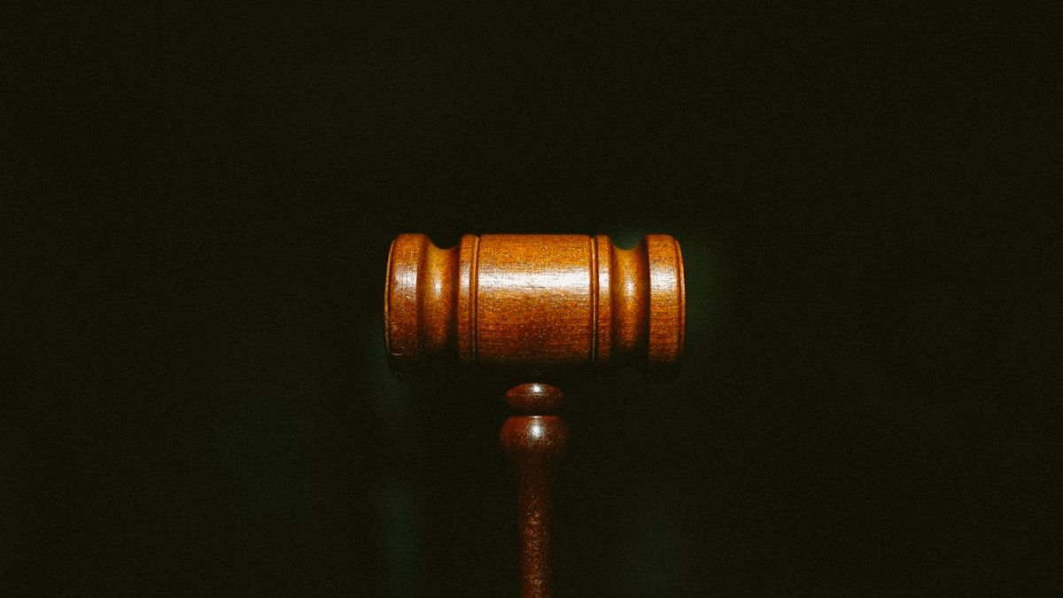 法律事務所のAIライティング運用を象徴する法槌
