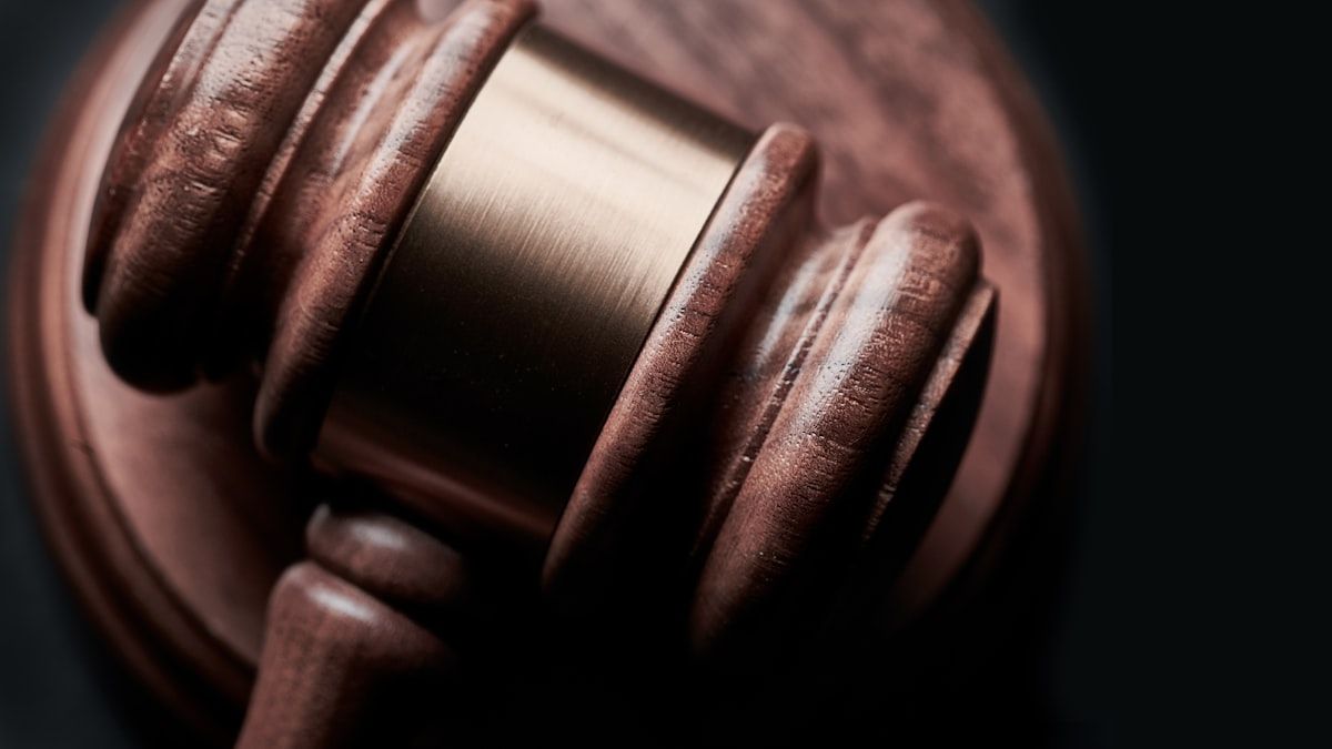 弁護士監修の最終確認を象徴する法槌のクローズアップ