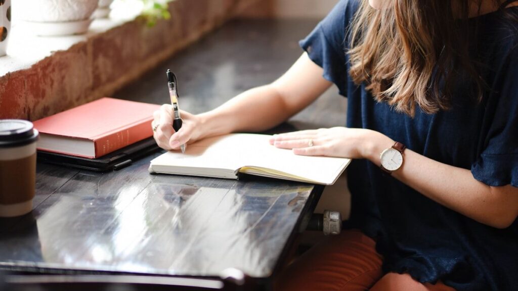 ブログのリード文をカフェで書き直す執筆の様子