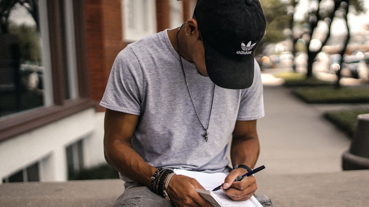読者の言葉を書き留めながらリード文を練る手元