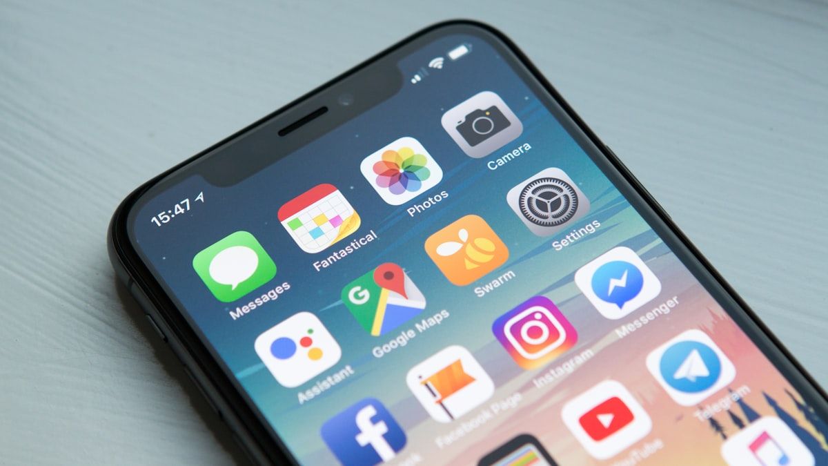 スマートフォンでAI検索に質問するユーザーの手元