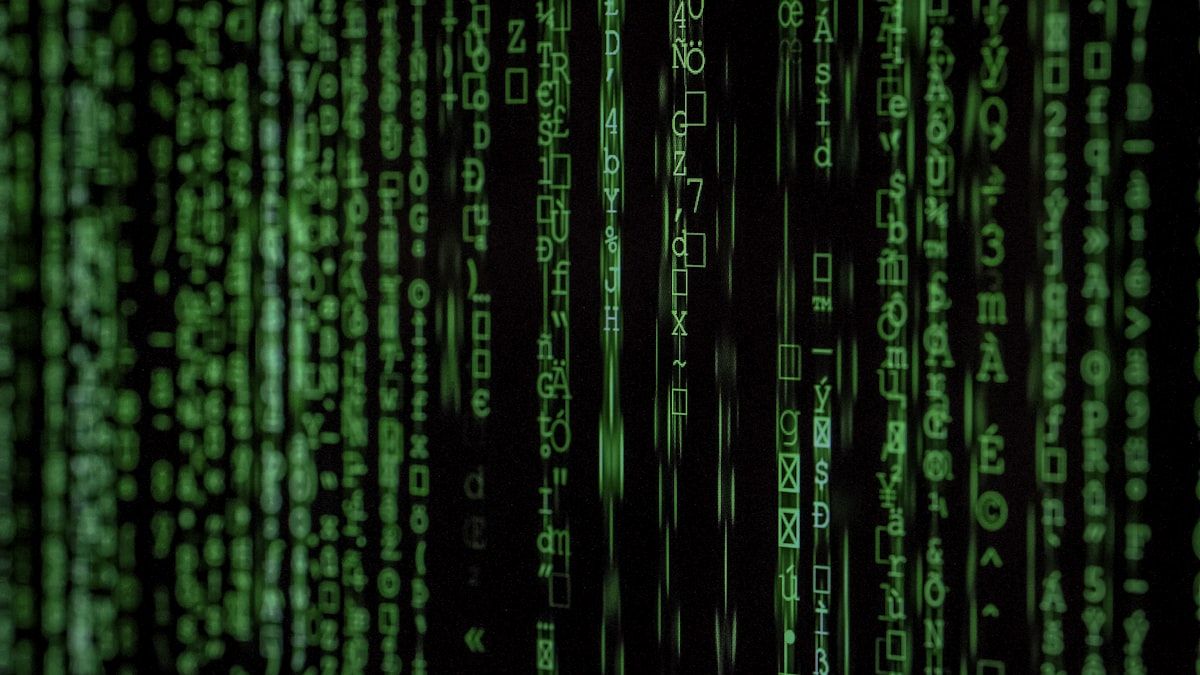 AIが回答を生成する事前学習とリアルタイム検索の2系統を表すデータの流れ