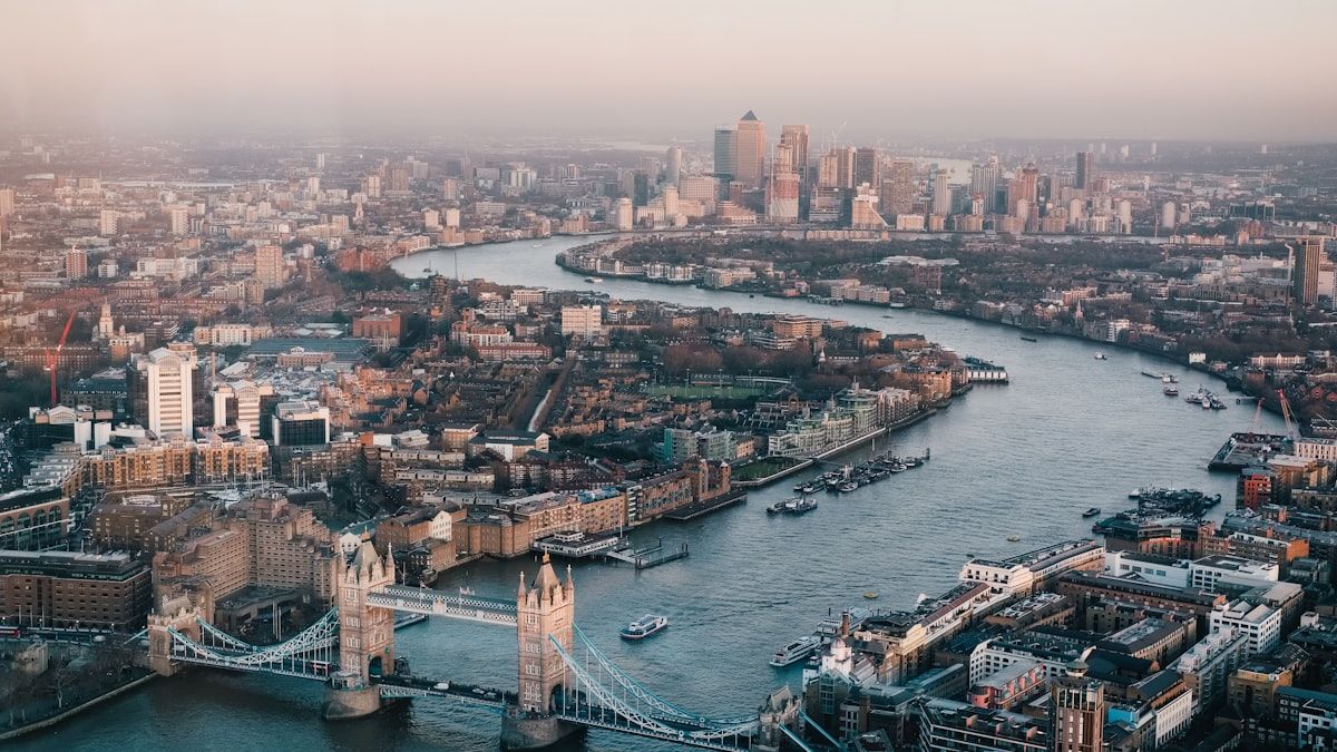 英語圏市場の象徴——ロンドンの街と川を上空から望む