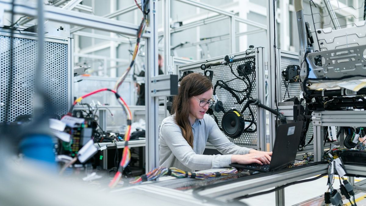 製造業の現場でAI記事の材料をノートパソコンにまとめる技術者