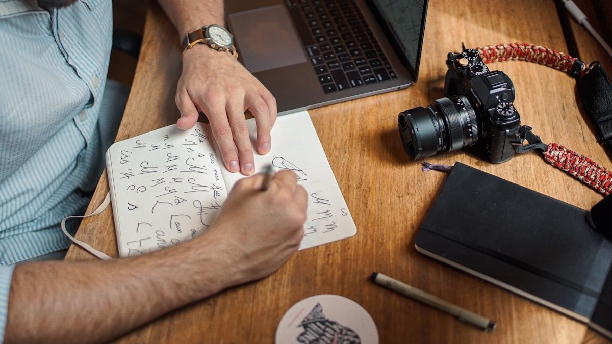 メディアの設計をノートに書き出して整理する手元