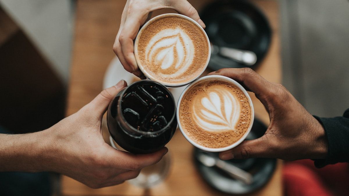 朝のコーヒーとともに配信が読まれる時間のイメージ