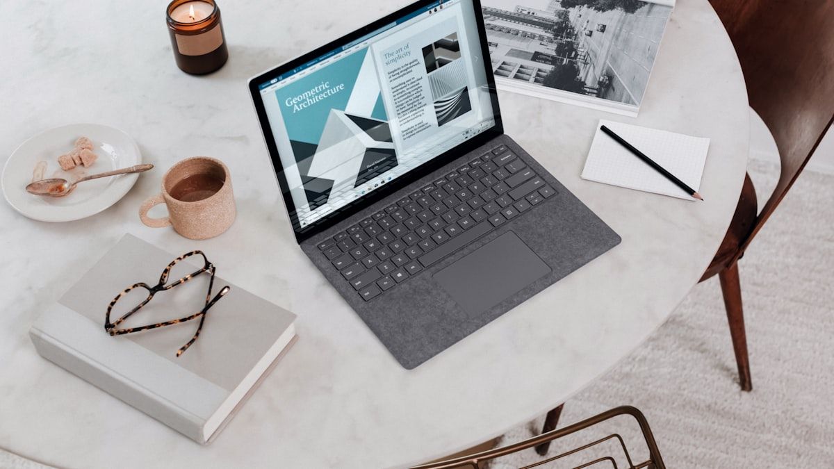 Notion AIで記事の下書きを作成する作業デスクのノートパソコン