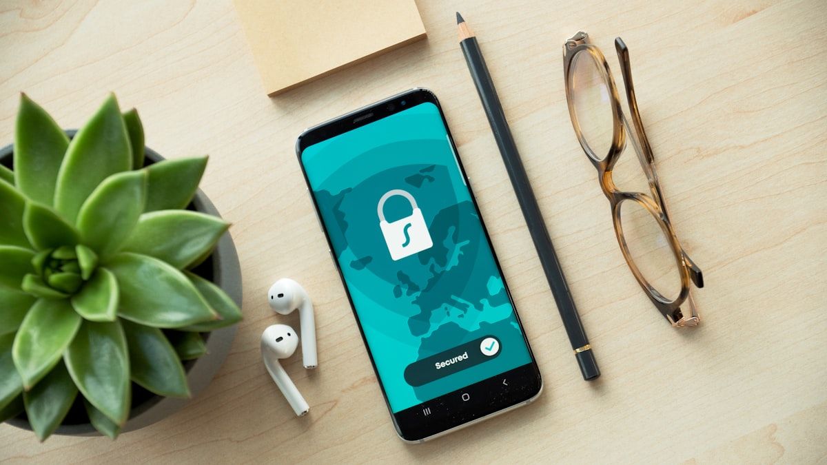 ペナルティを避ける安全な運用を象徴する鍵のアイコン