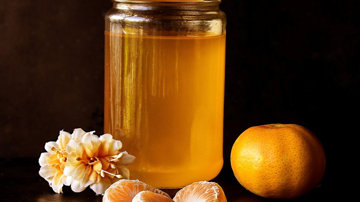 一次情報の在庫管理を象徴する蓄えられた蜂蜜の瓶