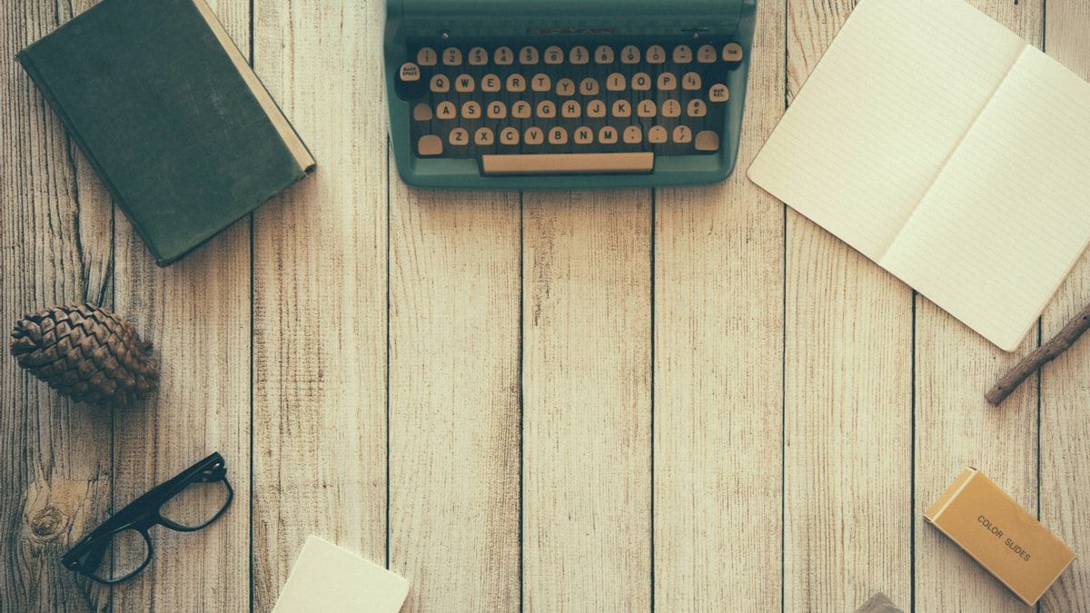 記事を書き直す作業を象徴するタイプライターとノート