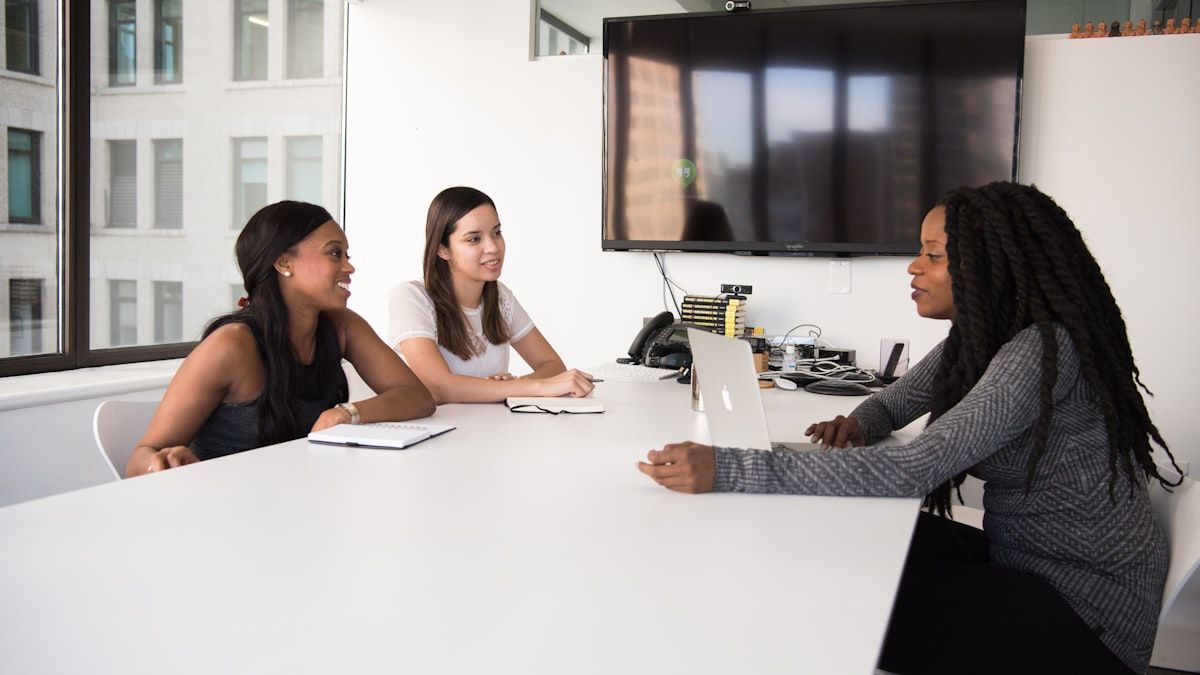 役割分担を話し合う編集チームの打ち合わせ