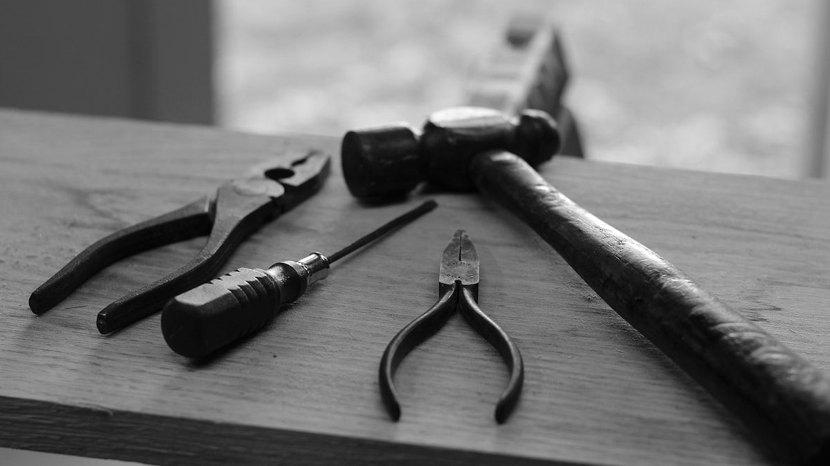 作業台に並ぶ工具——ツールは用途で選ぶものの象徴