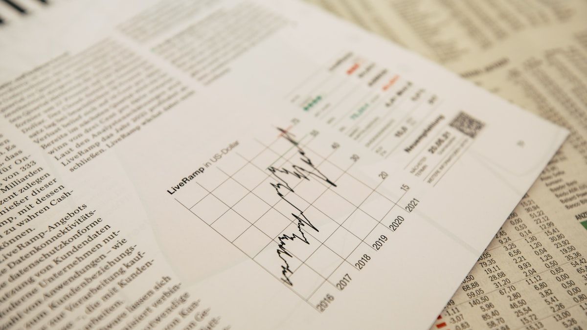 紙面に印刷されたグラフと数字の一覧。外部の動きを確かめる場面のイメージ
