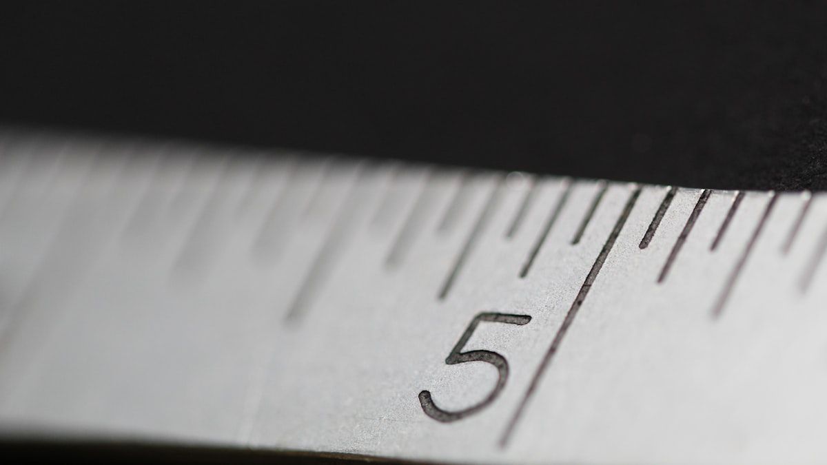 定規の目盛りを間近で写し数字の読み取りを表したイメージ
