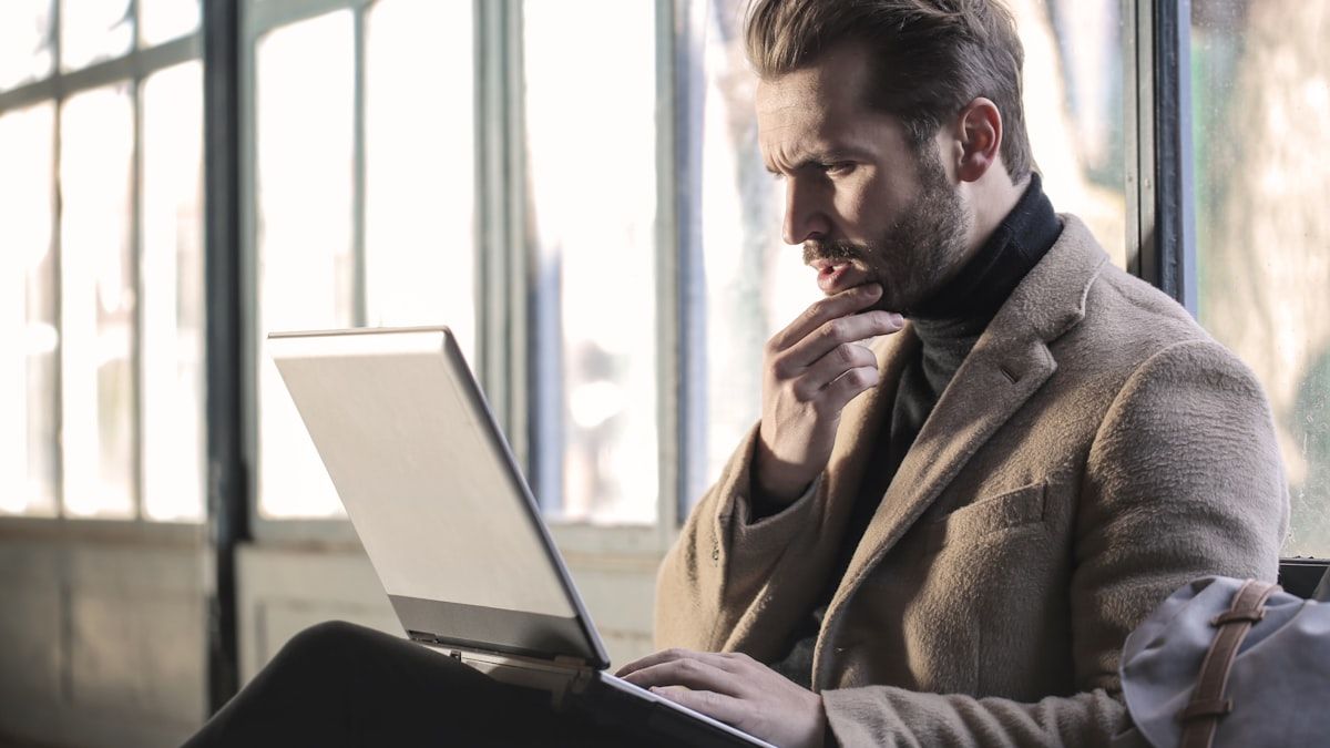提案内容を見極めながら検討する発注担当者