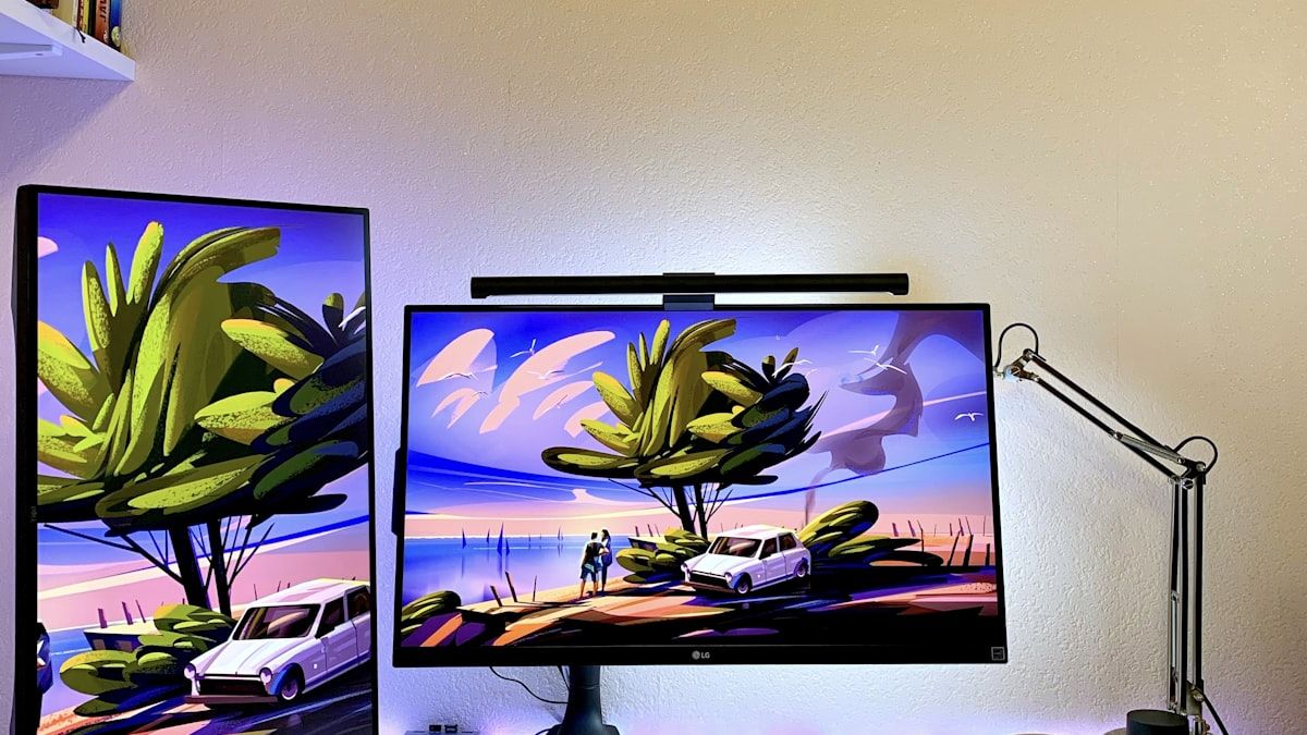 2つの画面に同じ内容を映して公開前に重なりを確認している机