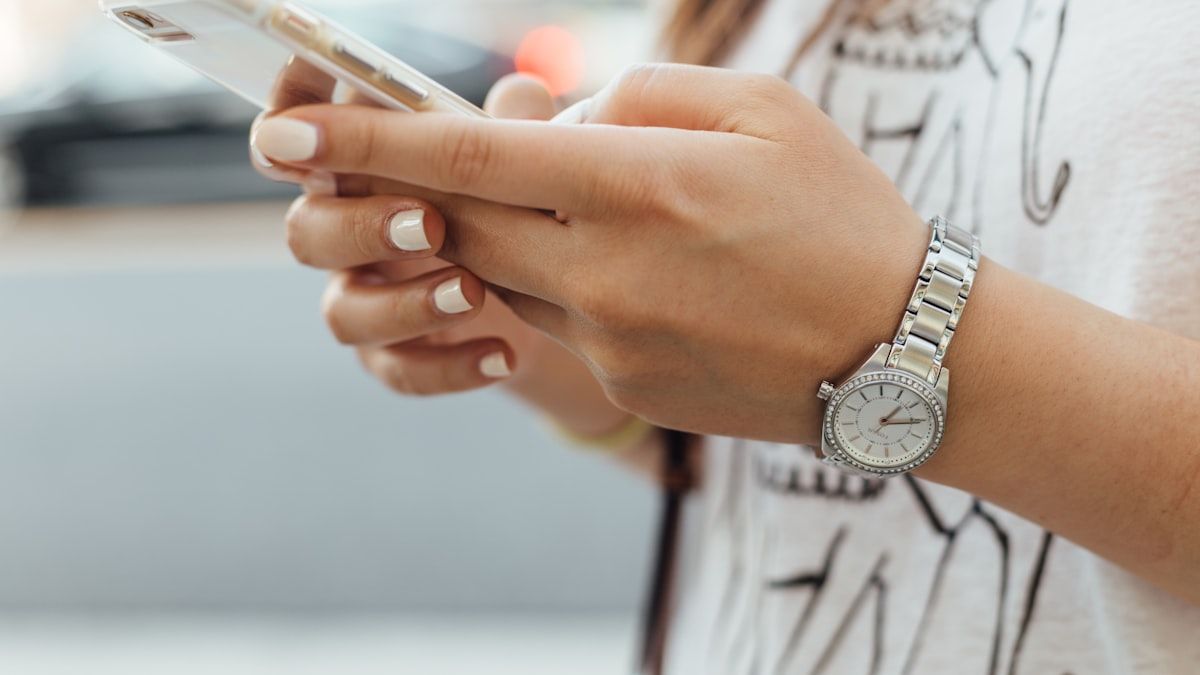 スマートフォンでSNSに投稿する手元