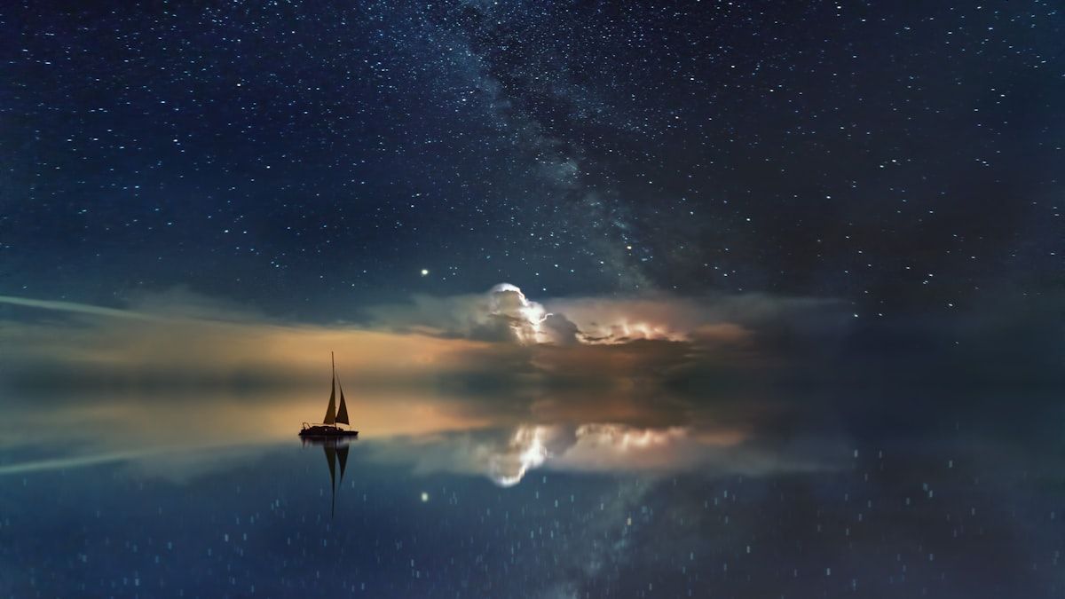 主軸という星を頼りに進む発信を象徴する、星空の下の帆船