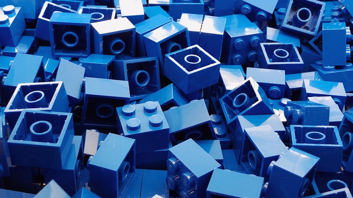 見出しの部品を組み上げる構成づくりを象徴するブロック