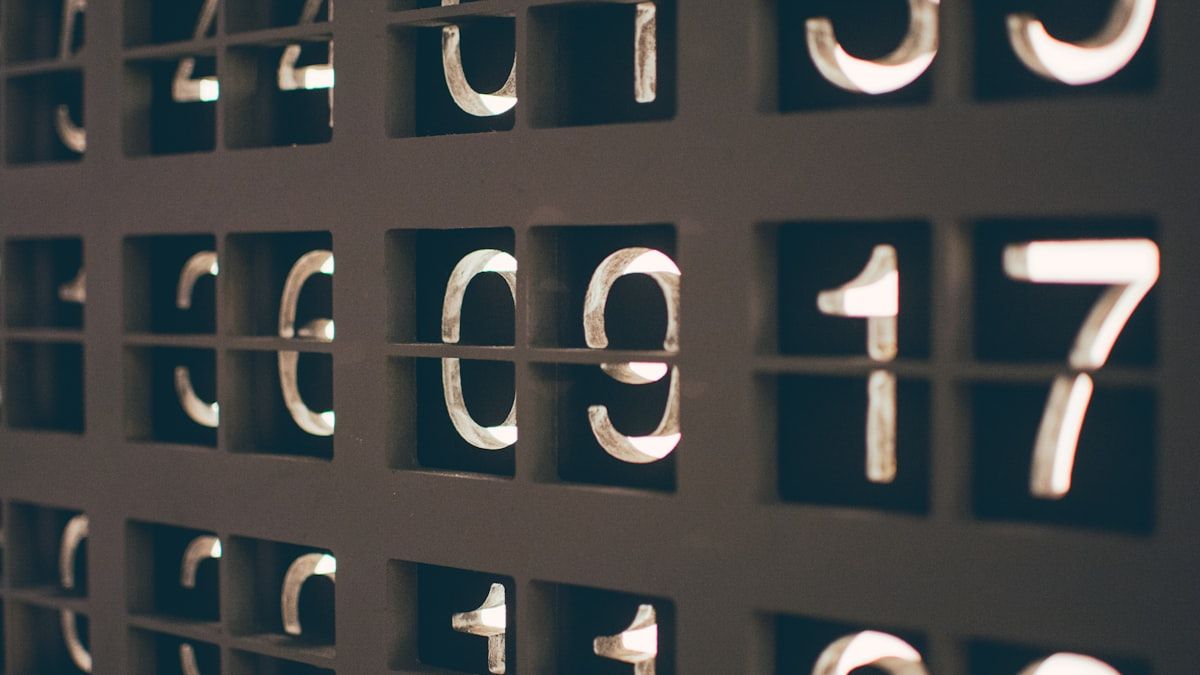 表示が切り替わる案内板——タイトルが候補から選ばれ直す仕組みの象徴