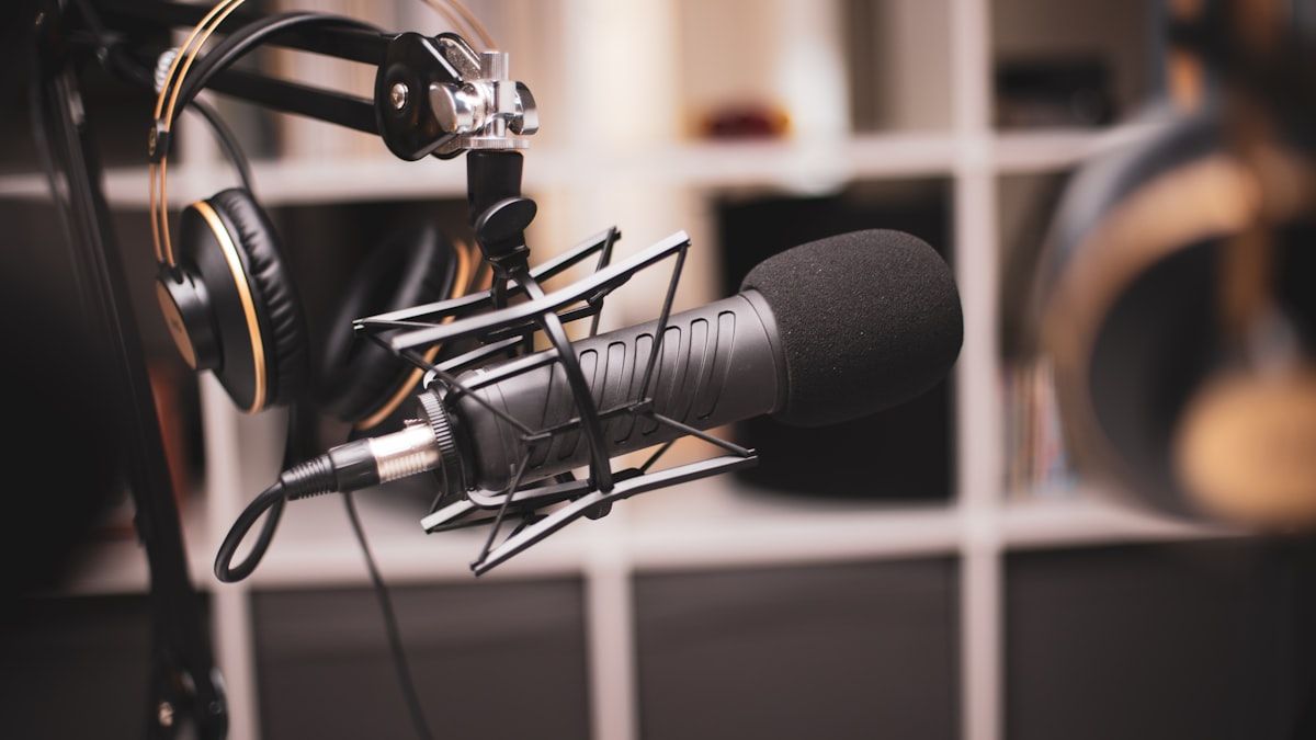 同じ声で語り続けるブランドの声を象徴する収録マイク