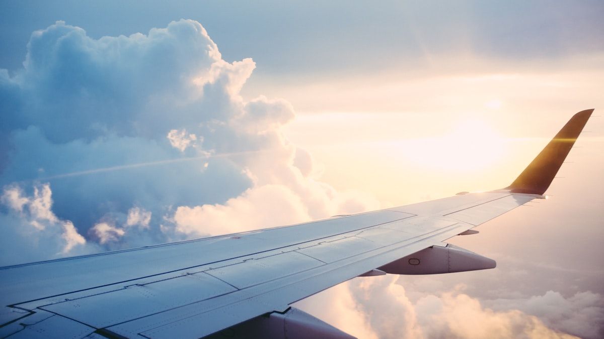 旅行の計画段階の検索をイメージする飛行機の翼と空