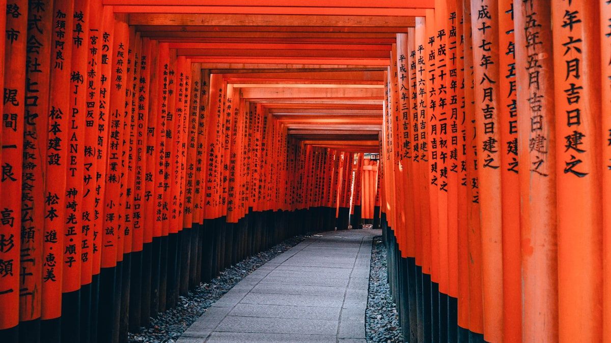 外国人観光客に人気の朱色の鳥居の参道