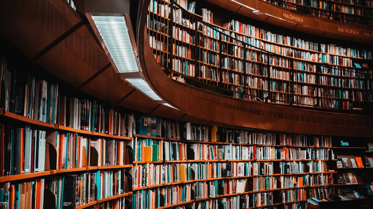 信頼の裏づけとなる出典の蓄積を象徴する図書館