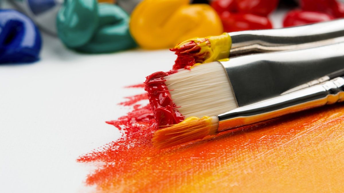 症状別に道具を使い分けるリライト処方を象徴する絵筆と絵の具