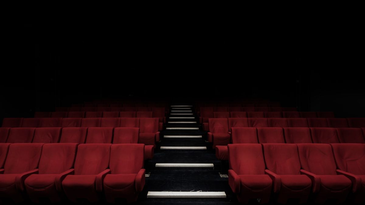 観客席は待っている——読みたい人と観たい人は別の読者という象徴
