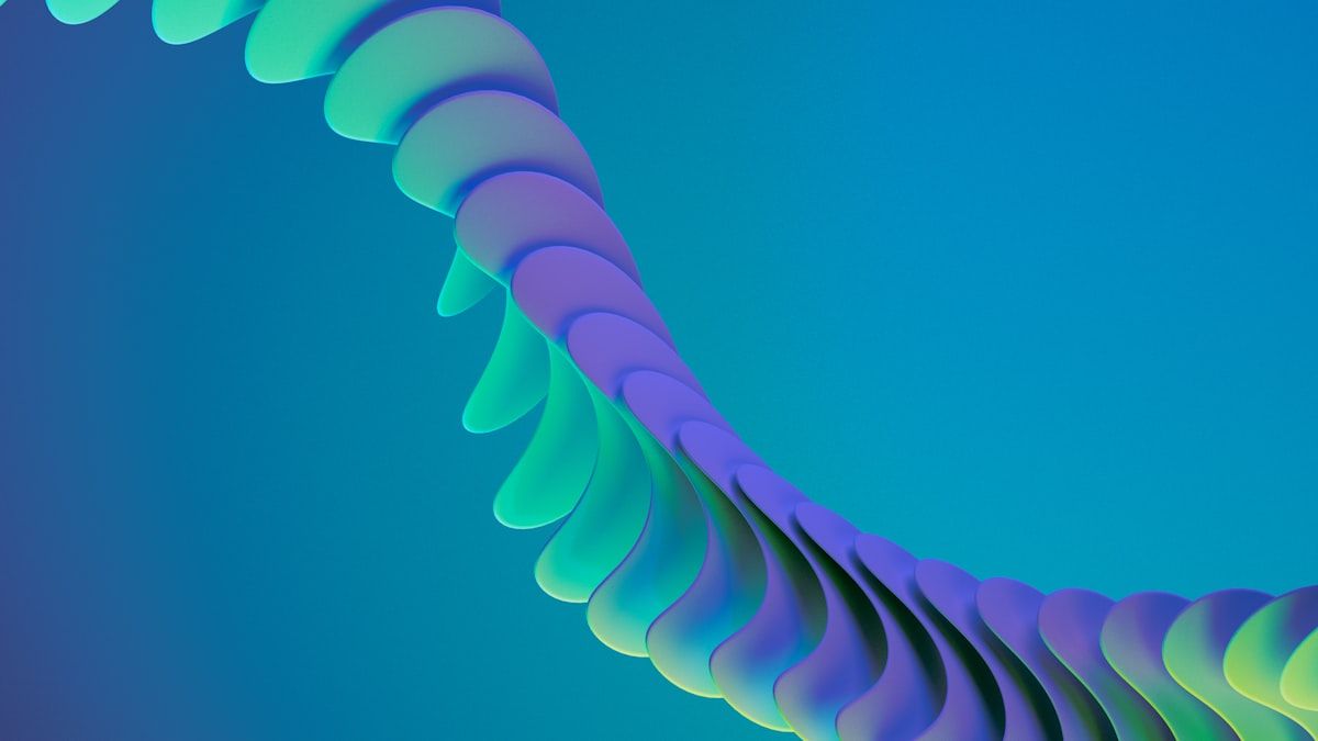 連なるパーツが1つの流れを作る——バックアップから確認まで続く自動化工程の象徴