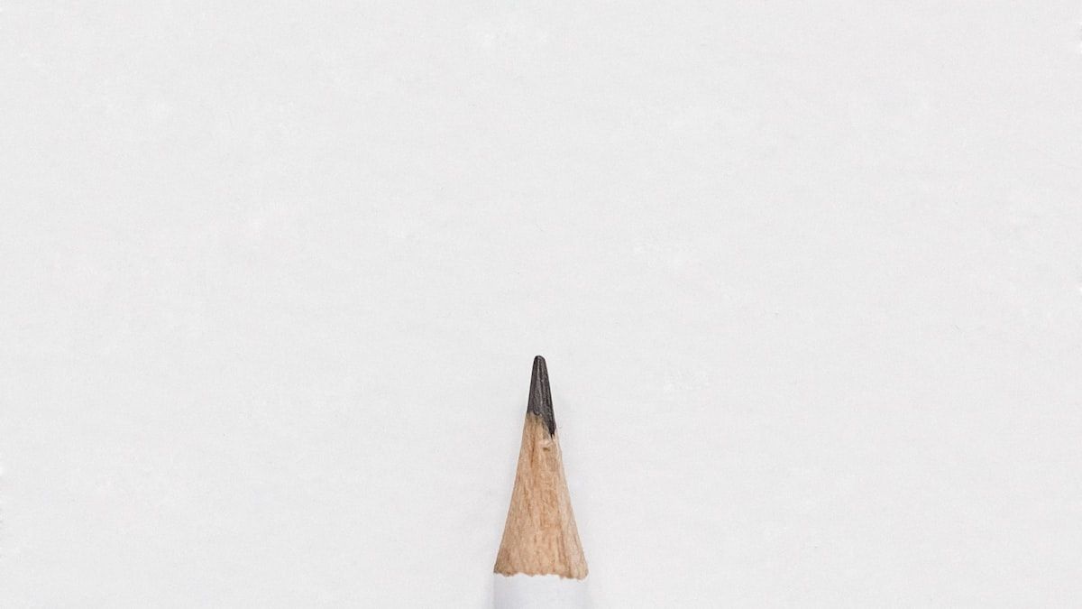 ビッグワードの線引きを表す白い机の上の鉛筆