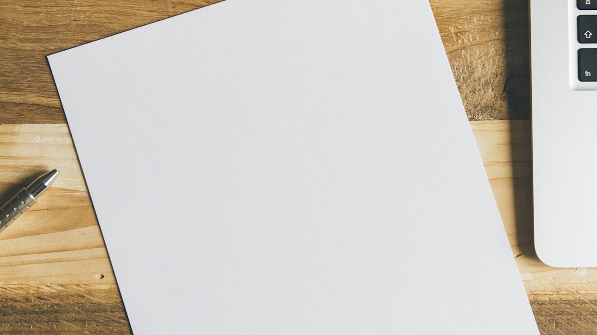 コンテンツSEOの発注内容を書き出す前の、白紙とペン立てが置かれた机まわり
