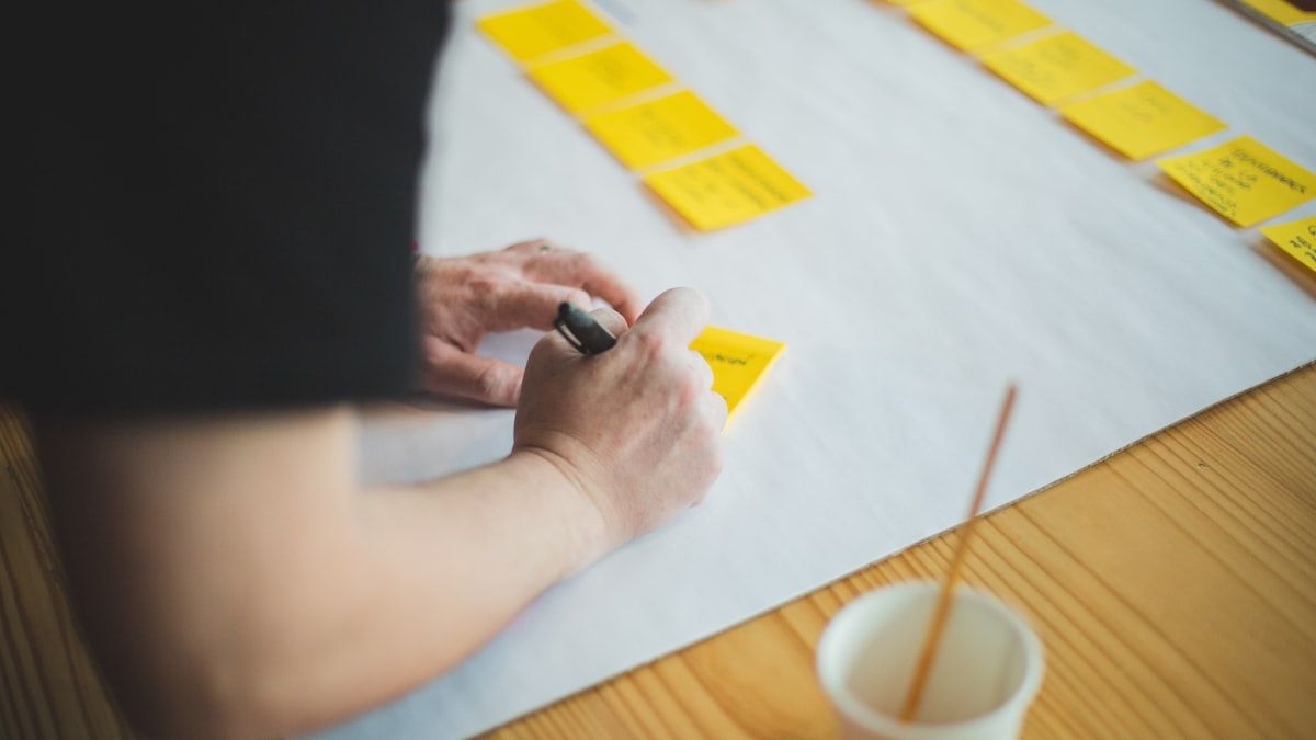 SEOの作業を工程ごとに付箋で分解して並べている手元