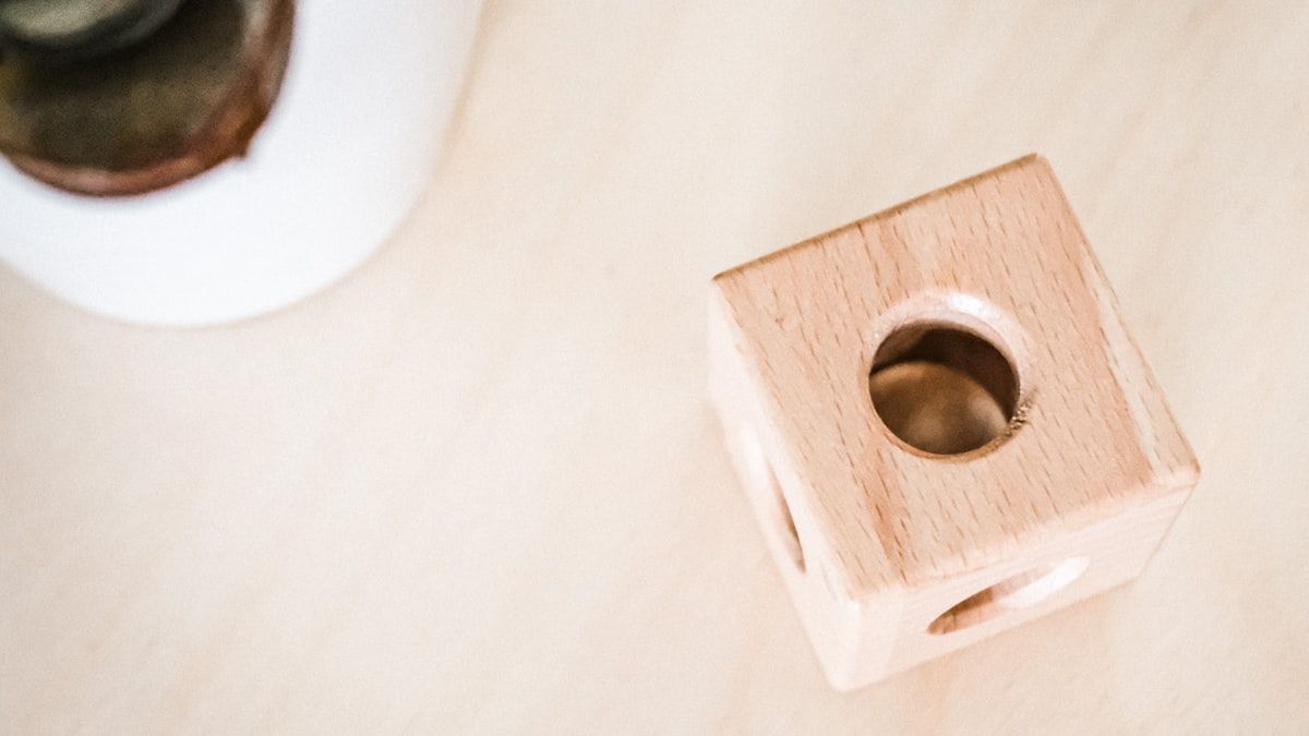 決めることを仕分ける作業を表す、明るい机の上に置かれた木のブロック